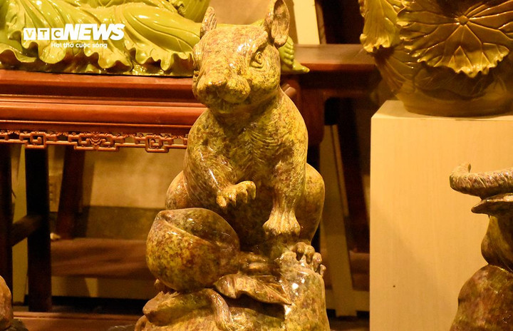 Mỗi con giáp có một tư thế khác nhau nhưng đều được phủ lên mình bài men độc lạ từ bàn tay nhào nặn của nghệ nhân đất Cảng.