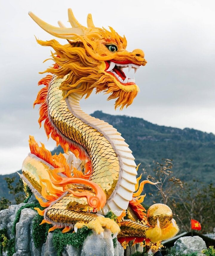Nghệ nhân Đinh Văn Tâm share, tượng thiêng vật Long được đặt điều tạo ra theo dõi phát minh Long đáp xuống ngọn núi đá.  (Ảnh: Huy Võ)
