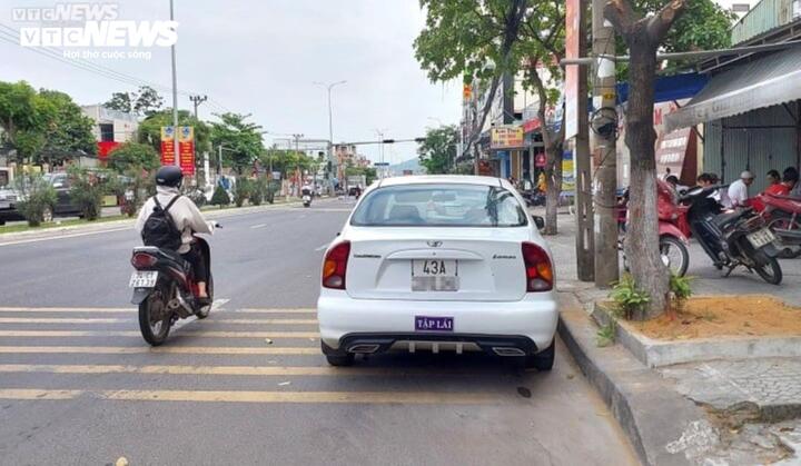 Người bị điếc bẩm sinh vẫn được thi bằng lái xe. (Ảnh: X.T)