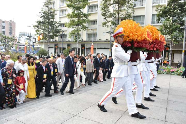 Chủ tịch nước Võ Văn Thưởng cùng kiều bào thả cá chép 'tiễn ông Táo' - 3