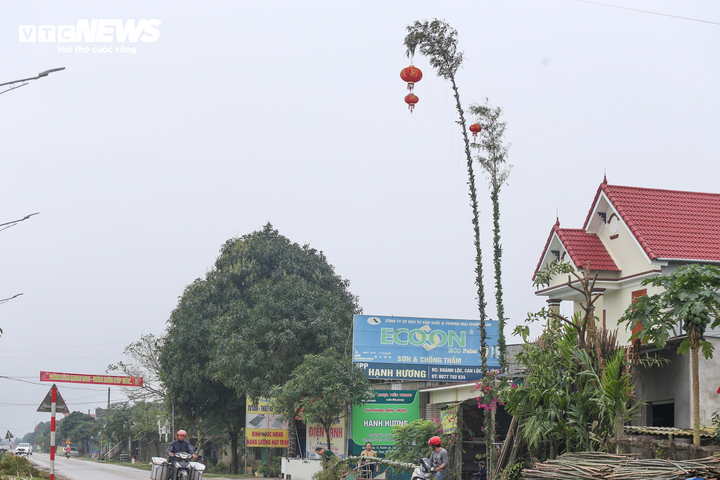 Cây nêu được dựng lên trước cổng nhà ngày Tết. (Ảnh: Trọng Tùng)