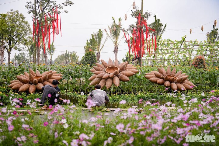Đến với đàng hoa trang chủ Hanoi Xuan 2024 nhằm tận thưởng không còn mùi vị Tết thân phụ miền. (Ảnh: Nam Trần)