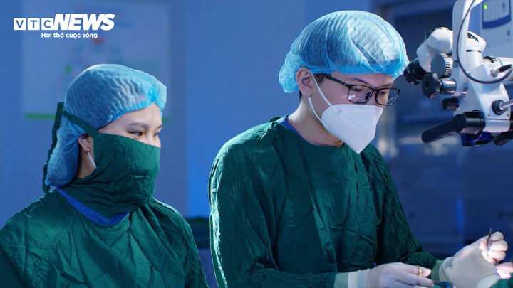 Bác sĩ Nguyễn Trọng Hoàng Hiệp vi phẫu tìm tinh trùng cho người bệnh.