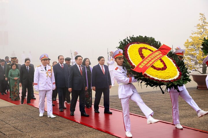 Các lãnh đạo, nguyên lãnh đạo Đảng, Nhà nước đặt vòng hoa và vào Lăng viếng Chủ tịch Hồ Chí Minh. (Ảnh: VGP/Nhật Bắc)