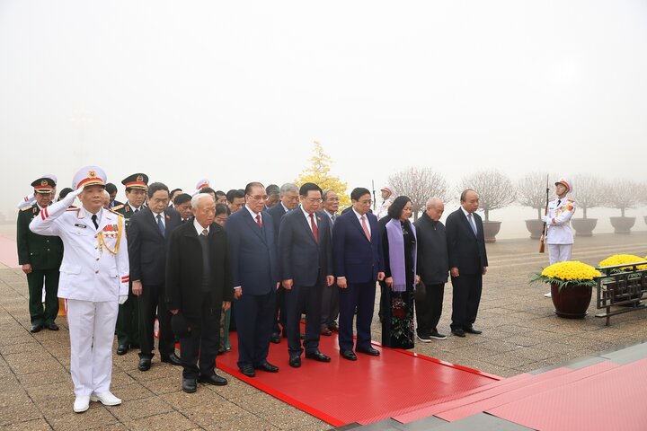 Các lãnh đạo, nguyên lãnh đạo Đảng, Nhà nước thành kính tưởng nhớ Chủ tịch Hồ Chí Minh. (Ảnh: VGP/Nhật Bắc)