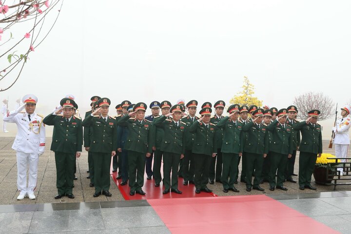 Đoàn đại biểu Quân ủy Trung ương - Bộ Quốc phòng tưởng niệm Chủ tịch Hồ Chí Minh. (Ảnh: VGP/Nhật Bắc)