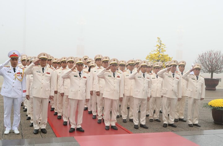 Đoàn đại biểu Đảng ủy Công an Trung ương - Bộ Công an tưởng niệm Chủ tịch Hồ Chí Minh. (Ảnh: VGP/Nhật Bắc)