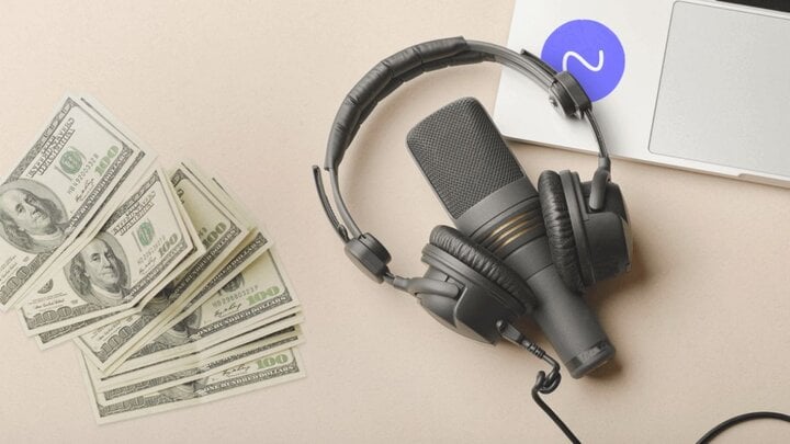 Tìm kiếm tài trợ sản phẩm hoặc dịch vụ và là một trong những cách phổ biến đem lại nguồn thu cho người làm kiếm tiền từ Podcast.