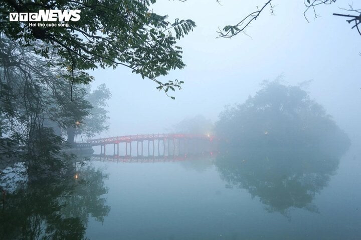 Cầu Thê Húc ở Hồ Hoàn Kiếm ẩn hiện trong lớp sương mù dày đặc sáng 2/2. (Ảnh: Khổng Chí)