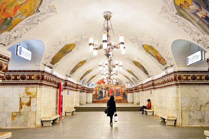 Các nhà ga tàu điện ngầm ở Moskva được ví như những “bảo tàng” nghệ thuật của nước Nga bởi lối thiết kế trang trọng, tinh xảo, có vẻ đẹp nguy nga như cung điện.