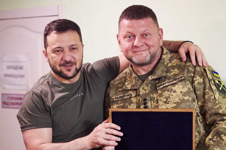 Tổng thống Ukraine Volodymir Zelensky (trái) và Tư lệnh quân đội Ukraine Valery Zaluzhny. (Ảnh: Văn phòng Tổng thống Ukraine)