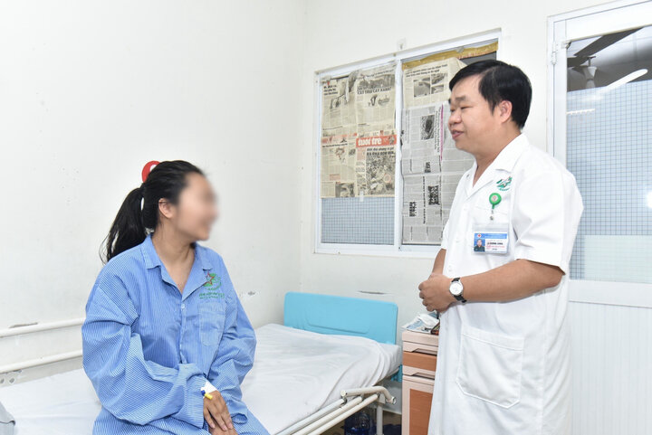Nữ sinh 18 tuổi tác hồi sinh nước ngoài mục sau đột quỵ khan hiếm gặp gỡ được xuất viện về quê đón Tết. (Ảnh: BVCC)