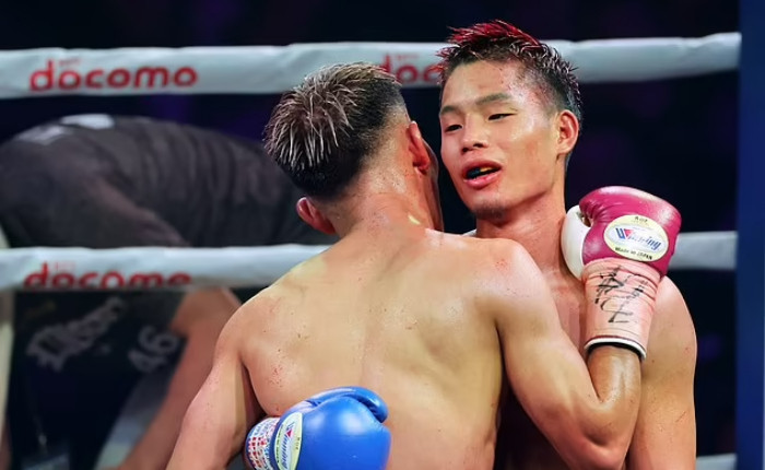 Anaguchi (phải) trong trận so găng với Seiya Tsutsumi.