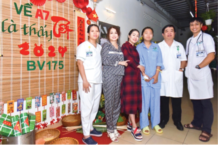 Gia đình bệnh nhân hạnh phúc đón người thân hồi phục về ăn Tết.