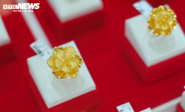 Giá vàng thế giới giảm 15 USD/ounce trong khi giá vàng trong nước tăng 200.000 đồng/lượng.