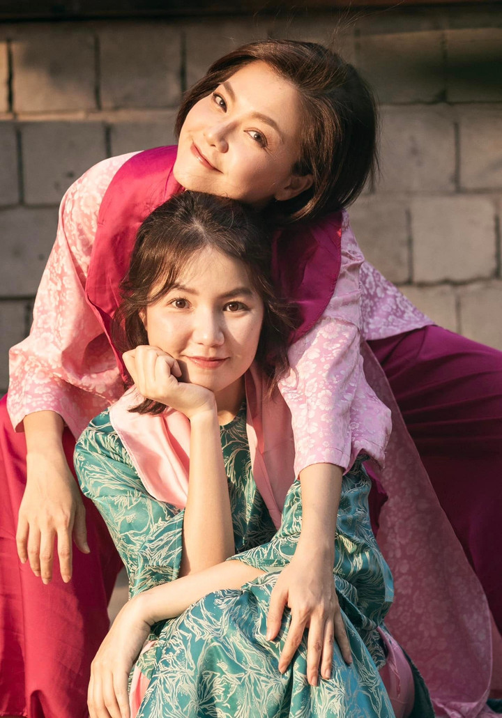 Chị đẹp Thanh Ngọc hào hứng chia sẻ loạt ảnh chụp cùng cô bạn thân - ca sĩ Ngô Quỳnh Anh. Cặp đôi diện áo dài cách tân, trang điểm nhẹ nhàng và cùng nhau tạo dáng để lưu lại những bức ảnh đẹp.