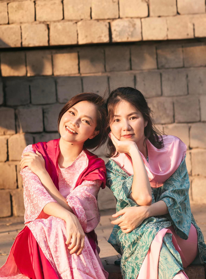 Trong loạt ảnh, cả hai thoải mái thể hiện những tư thế chụp hình nhí nhảnh, hài hước. Thanh Ngọc thừa nhận khi ở bên cô bạn thân, chị "không thể nghiêm túc" được.