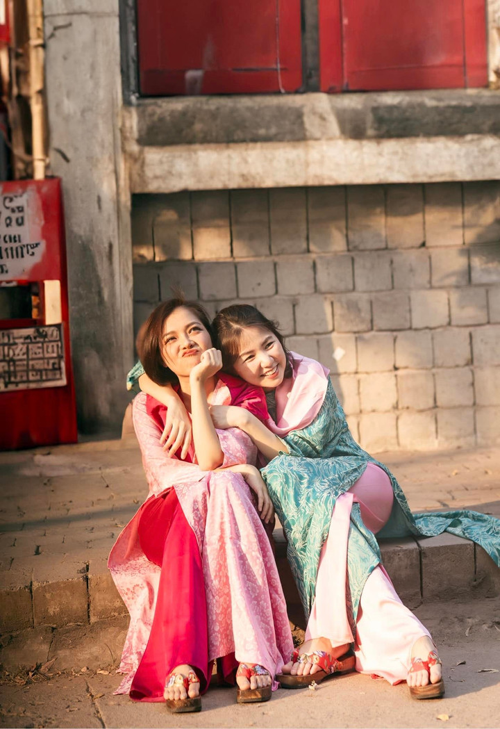 Không cầu kỳ trong việc trang điểm hay chọn bối cảnh chụp ảnh, những bức ảnh của 2 nữ ca sĩ vẫn rất thu hút nhờ nụ cười rạng rỡ và sự dí dỏm, hài hước.