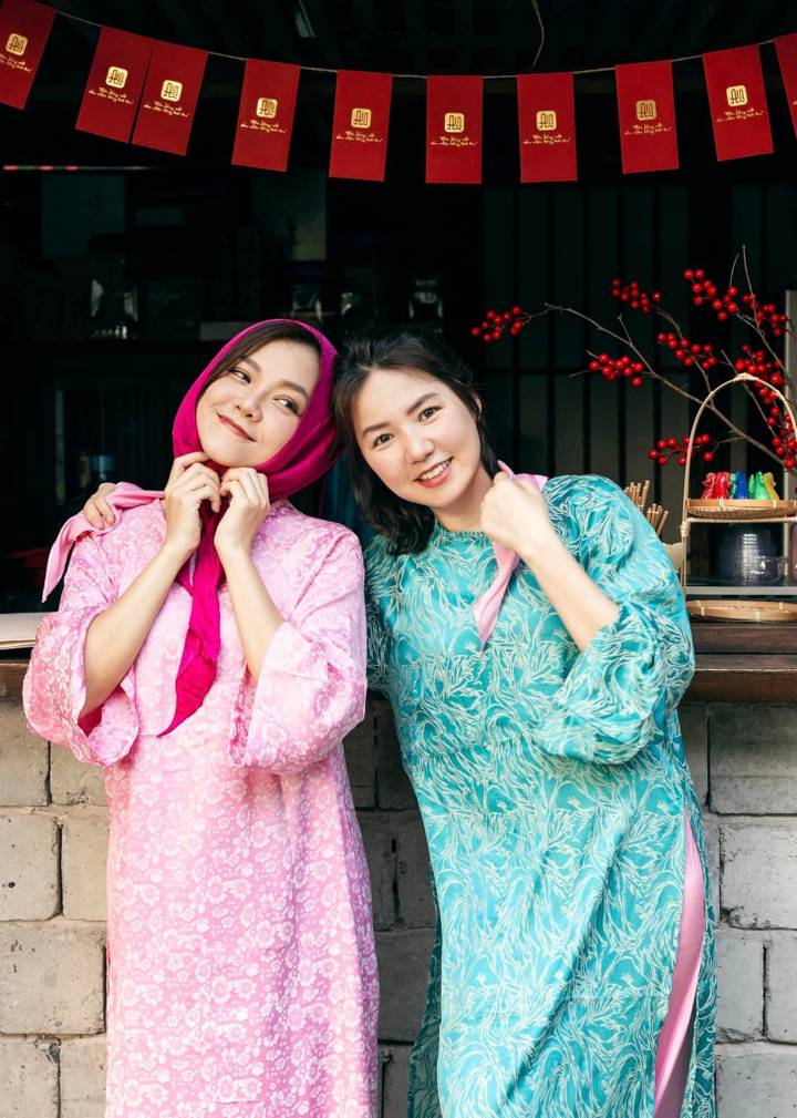 Là nhóm nhạc nữ đình đám của thập niên 90, Mắt Ngọc ban đầu bao gồm các thành viên: Thu Ngọc, Anh Thúy, Duy Uyên, Thanh Ngọc. Sau một thời gian hoạt động, Ngọc Châu và Ngô Quỳnh Anh mới gia nhập nhóm, họ nhanh chóng nhận được thiện cảm từ công chúng.