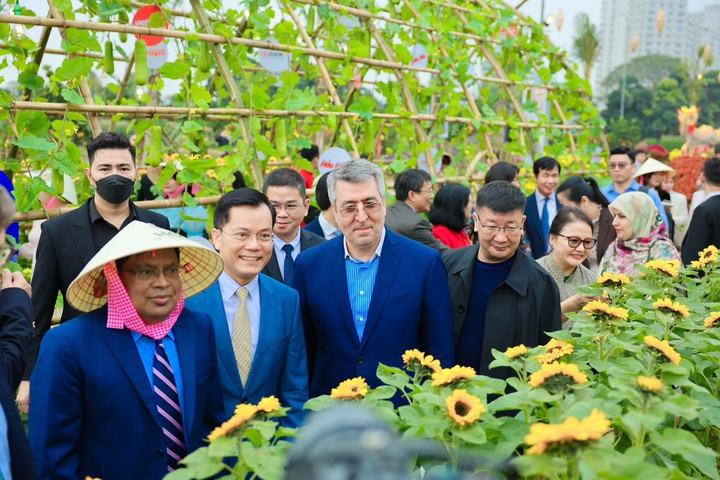 Đại biểu tham quan, thưởng lãm đường hoa Home Hanoi Xuan 2024. (Ảnh: Quang Anh)