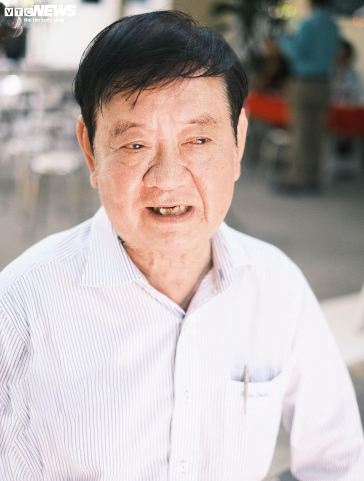 Khuôn mặt phúc hậu, giọng nói trầm ấm khiến mọi người càng thêm thiện cảm với người đàn ông được gọi là "người vác tù và hàng tổng" của các nghệ sĩ nghèo.