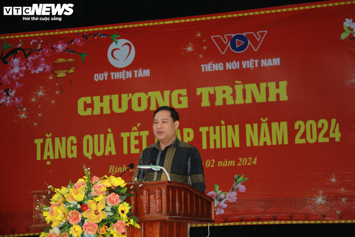 Ông Vũ Trùng Dương, Phó Bí thư Huyện uỷ Bình Lục cảm ơn lãnh đạo VOV và cá nhân ông Trần Minh Hùng.