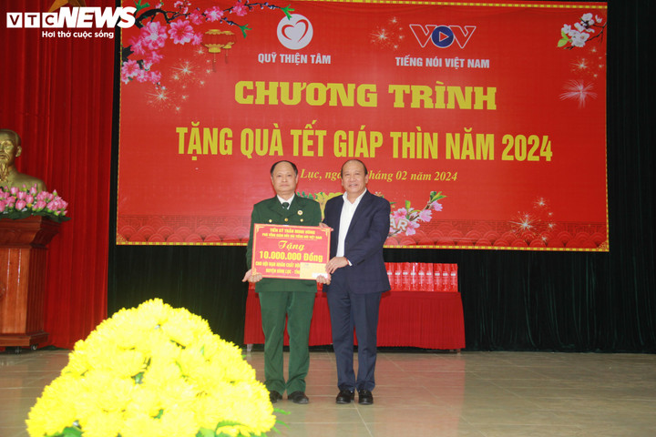 Ông Trần Minh Hùng trao tặng Quỹ Hội nạn nhân chất độc da cam huyện Bình Lục 10 triệu đồng.