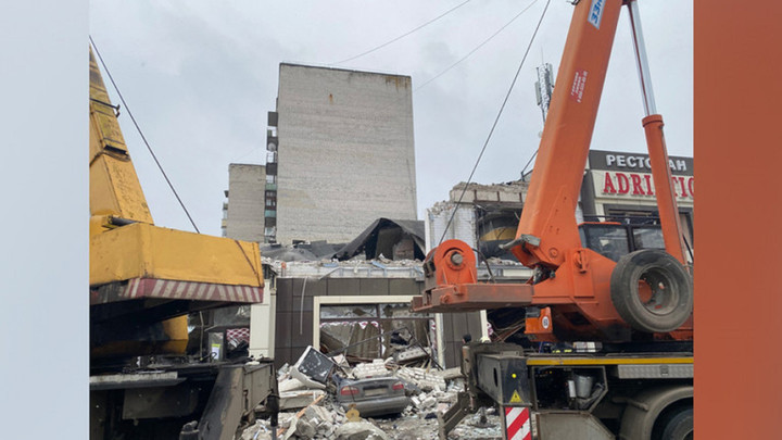 Lực lượng Ukraine hôm 3/2 được cho là đã tấn công một tiệm bánh nằm ở thành phố Lisichansk, Lugansk, khiến hàng chục người mắc kẹt dưới đống đổ nát.