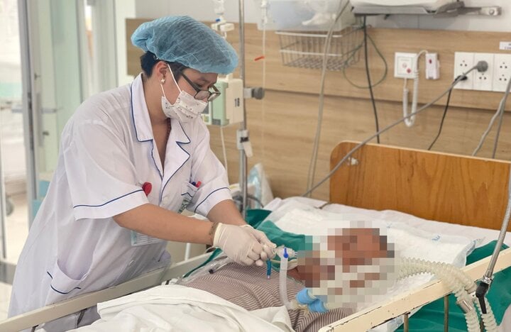Chăm sóc, chữa trị mang đến người mắc bệnh ngộ độc methanol bên trên Trung tâm Chống độc - Bệnh viện Bạch Mai. (Ảnh: BVCC)