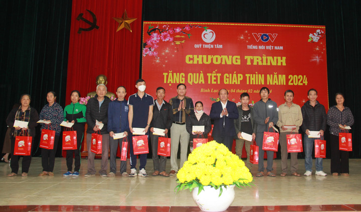 Phó Tổng Giám đốc VOV Trần Minh Hùng và ông Vũ Trùng Dương - Phó Bí thư Huyện uỷ Bình Lục tặng quà Tết cho người có hoàn cảnh khó khăn.