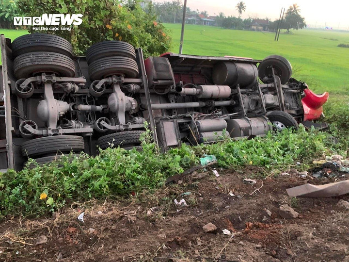 Xe đầu kéo lật nghiêng sau cú tông liên hoàn.