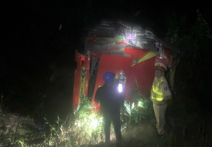 Hiện trường xe khách lao xuống vực.