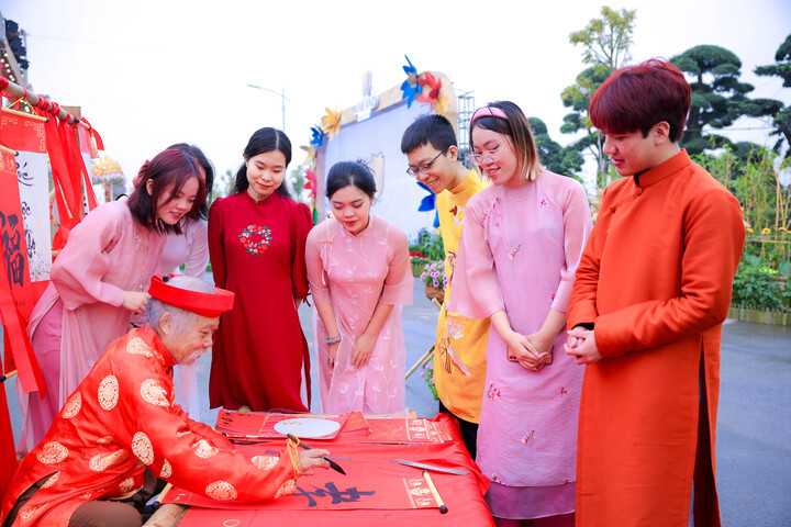 Khách tham quan xin chữ đầu năm tại phố đi bộ Pont De Long Bien. (Ảnh: Quang Anh)