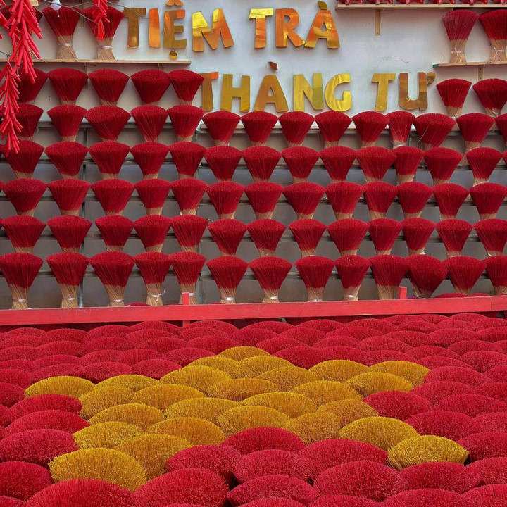 Tiệm trà tháng tư hút khách nhờ decor rực rỡ dịp Tết Nguyên đán. (Ảnh: Tiệm trà tháng tư)