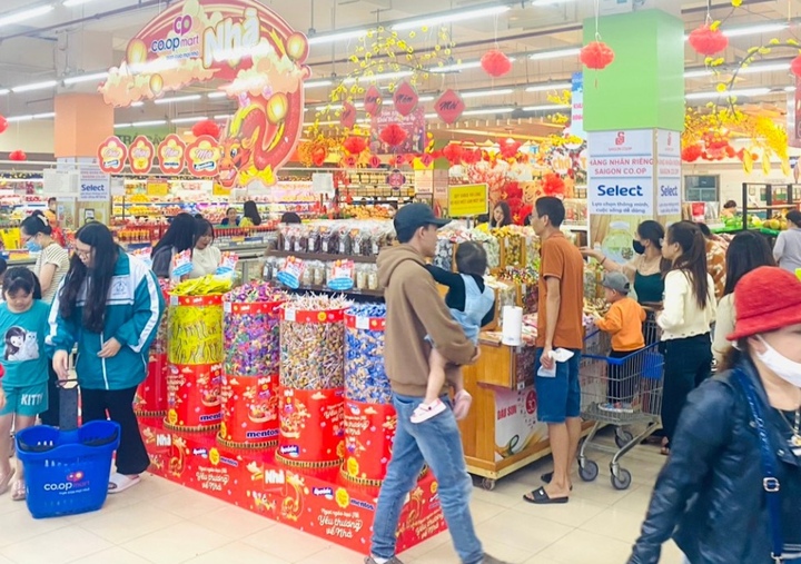Ông Lê Văn Liêm - Giám đốc khu vực Miền Bắc - Liên hiệp Hợp tác xã Thương mại TPHCM (Saigon Co.op), đơn vị chủ quản của hệ thống siêu thị Co.opmart thông tin, sức mua của người dân tại hệ thống siêu thị Co.opmart miền Bắc bắt đầu tăng mạnh từ 23 Âm lịch.