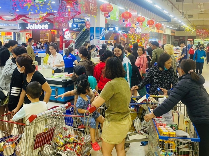 “Đến hiện tại, sức mua của người dân đã tăng gấp 3 ngày thường và tăng trưởng 6-8% so với cùng kỳ năm ngoái. Các mặt hàng thiết yếu tăng doanh số mạnh như dầu ăn, nước mắm, gia vị và các loại bánh, mứt, kẹo phục vụ Tết Giáp Thìn 2024”, ông Liêm nói.