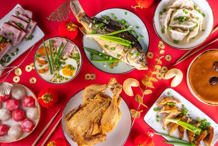 Cá rán và sủi cảo là nhị đồ ăn đặc thù nhập mâm cỗ Tết của những người Trung Quốc. (Ảnh: Knorr)