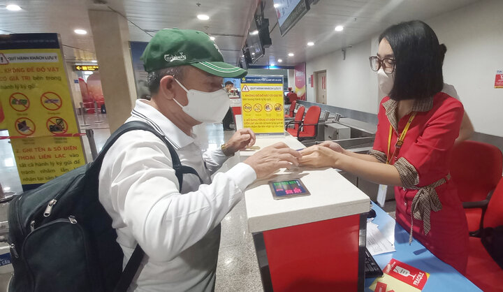 Hành khách hàng thực hiện giấy tờ thủ tục bên trên trường bay Tân Sơn Nhất sáng sủa 5/2 (26 Tết). (Ảnh: TL)