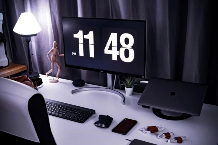 Cài đồng hồ trên màn hình máy tính Windows và MacBook sẽ giúp góc làm việc thẩm mỹ và nổi bật hơn.