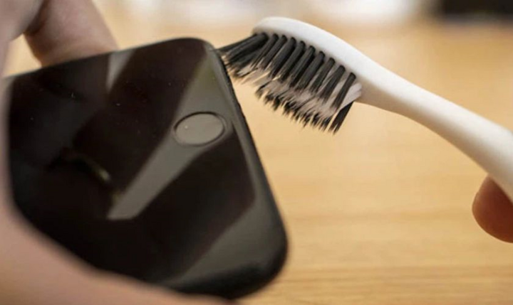 Bàn chải đánh răng là sự lựa chọn lý tưởng để vệ sinh, làm sạch loa iPhone.
