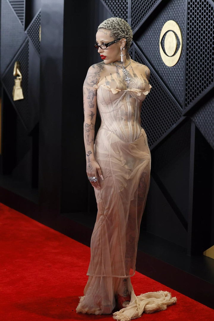 Doja Cat mặc 'váy nịt bụng' o ép vòng 1.