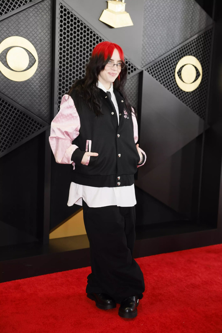Billie Eilish nổi bật với chiếc áo khoác Barbie cổ điển.