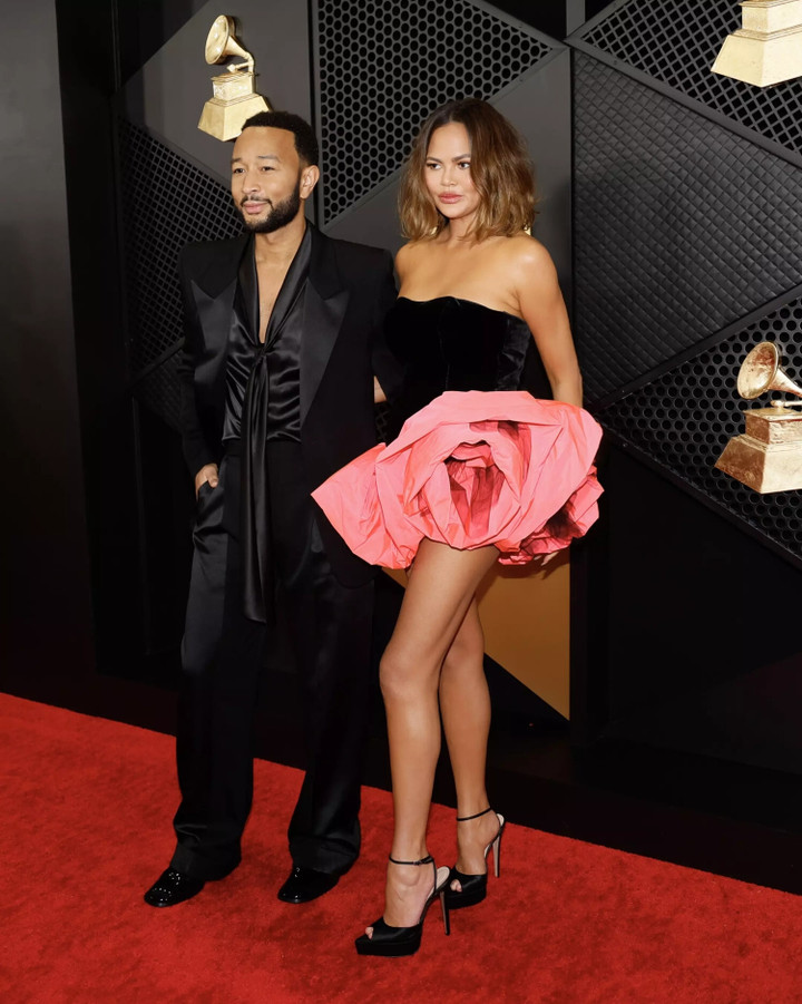 Cặp đôi quyền lực John Legend và Chrissy Teigen vui vẻ trên thảm đỏ.