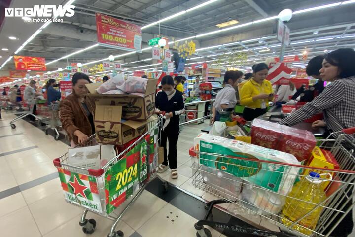 “Hàng hóa thì bạt ngàn, tha hồ lựa chọn, quầy nào, gian hàng nào cũng thấy khuyến mại, giảm giá, vì thế mà cảm giác đi siêu thị rất vui và hứng thú”, bà Thu nói.
