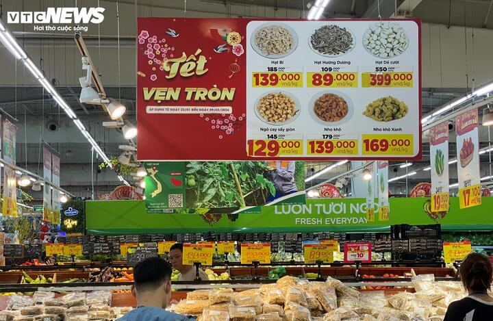 Nhiều người cho biết họ chọn mua sắm vào ngày giáp Tết dù biết cảnh xếp hàng chật chội, vất vả vì do thời điểm này các siêu thị sẽ nhập hàng ồ ạt và đua nhau giảm giá, hầu như mặt hàng nào cũng sẽ rẻ hơn rất nhiều so với ngày thường.