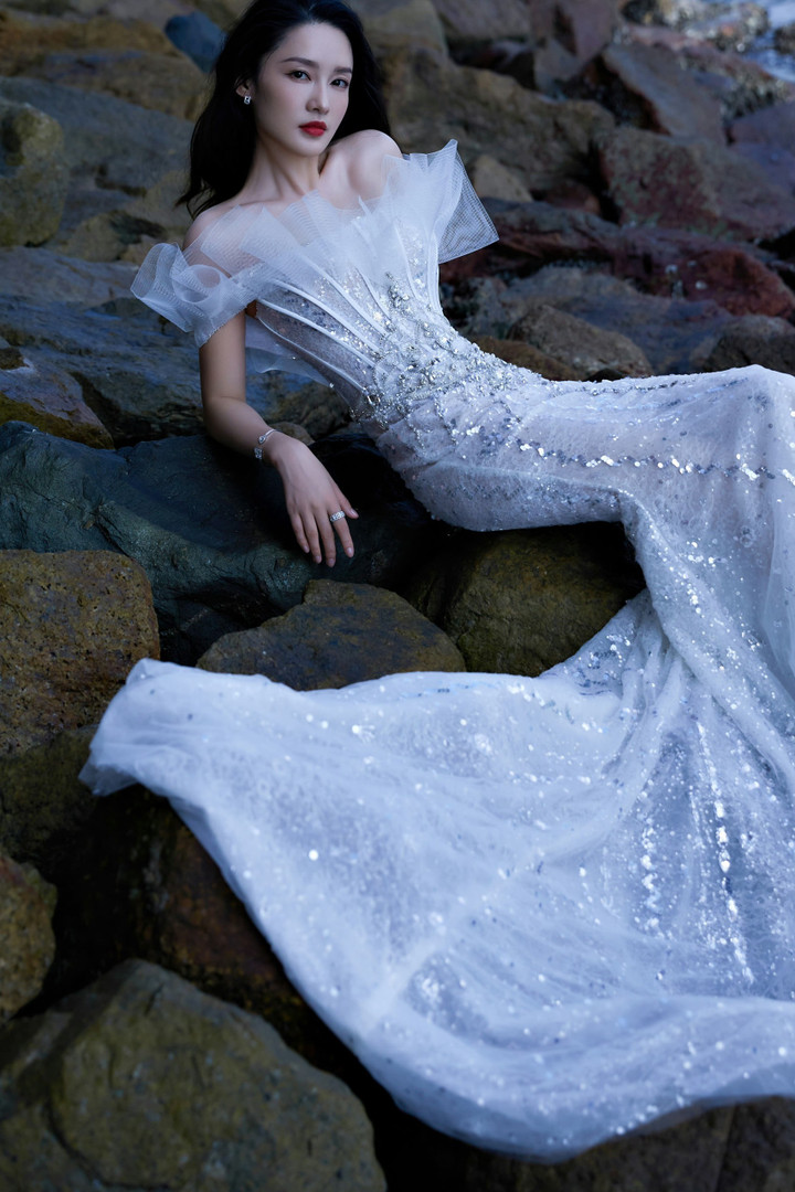 Lý Thấm khoe vóc dáng cuốn hút cùng đầm của Joli Joli.