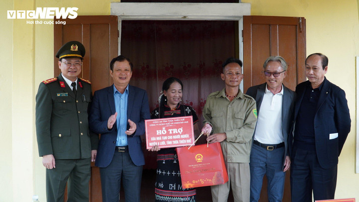 Ông Lê Trường Lưu (áo trong màu xanh) cùng Đại tá Nguyễn Thanh Tuấn và đại diện chính quyền địa phương trao nhà tình nghĩa cho người nghèo huyện A Lưới. (Ảnh: CACC)