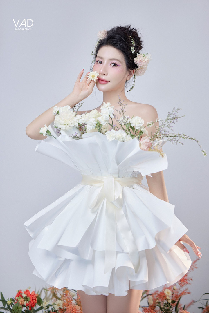 Khi "lên sóng", Như Quỳnh chỉn chu, chuyên nghiệp với những bộ vest hay những set đồ công sở nghiêm túc. Thế nhưng ngoài đời, nữ MC có gu thời trang trẻ trung, sành điệu và gợi cảm hơn rất nhiều.