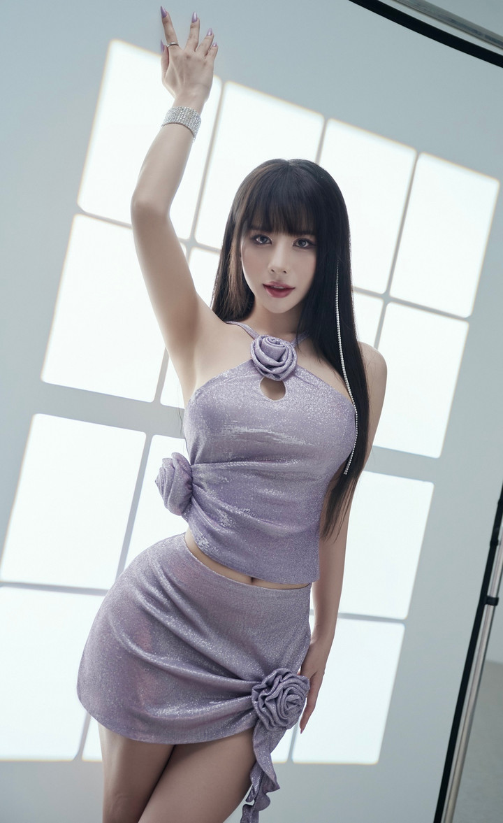 Bên cạnh công việc MC truyền hình, Như Quỳnh còn là diễn viên tự do và làm người mẫu ảnh.