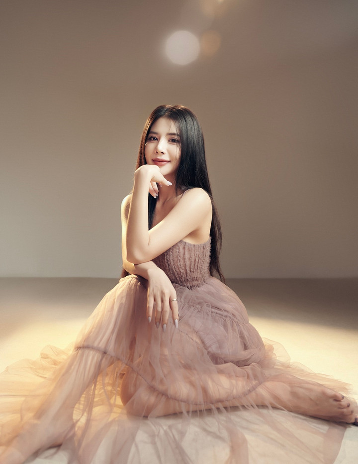 Nữ MC khẳng định: "Dù có vất vả nhưng được làm công việc mình yêu thích khiến tôi cảm thấy rất hạnh phúc và trân trọng những gì mình đang có”.